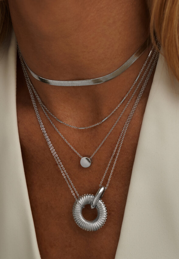 Серебряное колье с круглой подвеской MIE
