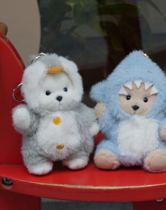 Медведь Lina TeddyTales, XS ,в костюмчике Акула, молочный, брелок, 15 см детям